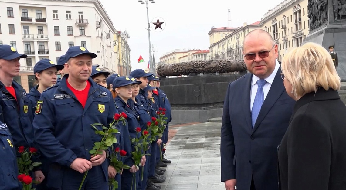 Губернатор Олег Мельниченко возложил цветы к Монументу Победы в Минске